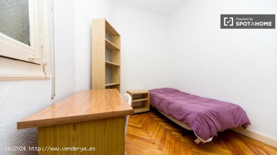 Amplia habitación con calefacción en piso compartido, Chueca - MADRID