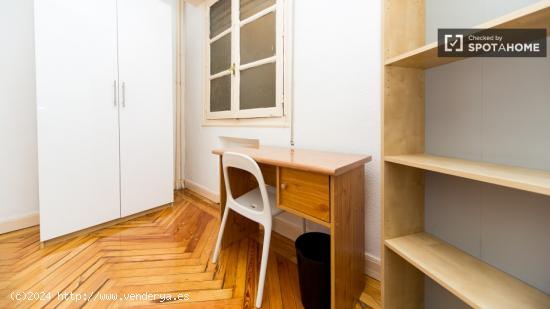 Amplia habitación con calefacción en piso compartido, Chueca - MADRID