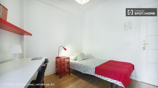 Habitación ordenada con armario independiente en piso compartido, Embajadores - MADRID