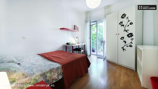 Habitación acogedora con llave independiente en piso compartido, Embajadores - MADRID