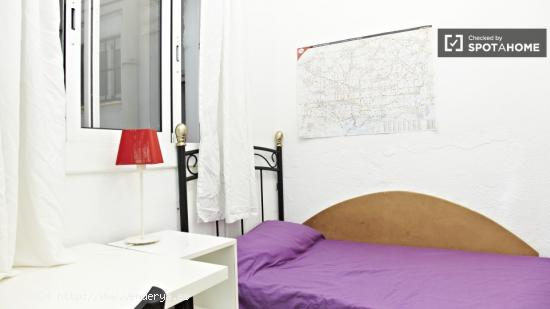 Habitación amueblada con escritorio en un apartamento de 5 dormitorios, Eixample - BARCELONA