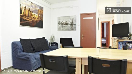 Habitación amueblada con escritorio en un apartamento de 5 dormitorios, Eixample - BARCELONA