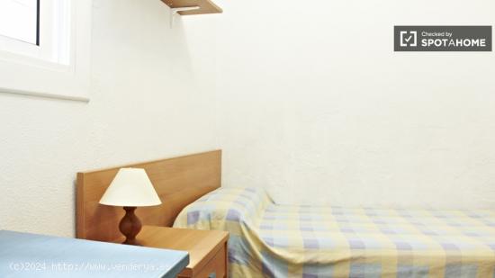 Habitación amueblada con calefacción en un apartamento de 5 dormitorios, Eixample - BARCELONA