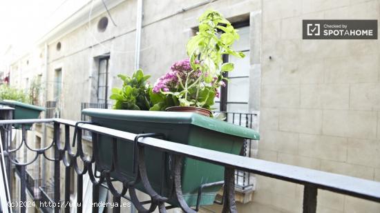 Se alquila habitación con balcón en un apartamento de 3 dormitorios, Les Rambles - BARCELONA