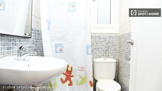 Gran sala con estanterías en apartamento de 4 dormitorios, Sants-Montjuic - BARCELONA