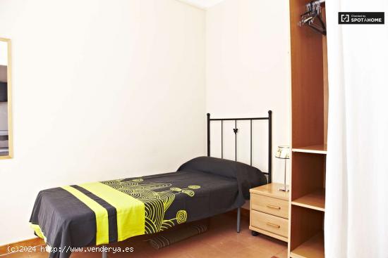 Habitación soleada con balcón en apartamento de 4 dormitorios, Sants-Montjuic - BARCELONA