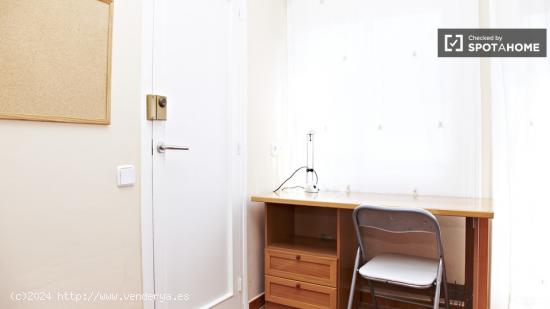 Habitación soleada con balcón en apartamento de 4 dormitorios, Sants-Montjuic - BARCELONA