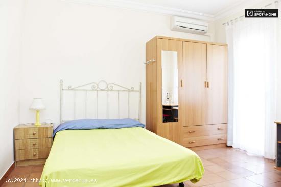 Habitación privada con calefacción en apartamento de 4 dormitorios, Sants-Montjuic - BARCELONA