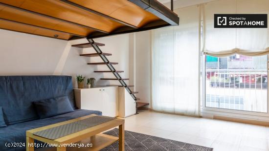 Amplio estudio con dormitorio tipo loft en alquiler en El Raval - BARCELONA