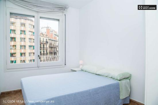 Habitación amueblada con parejas permitidas en un apartamento de 3 dormitorios, Eixample - BARCELON