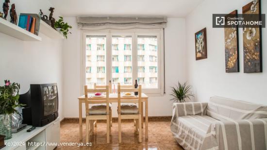 Habitación amueblada con parejas permitidas en un apartamento de 3 dormitorios, Eixample - BARCELON