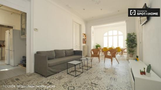 Habitación compartida decorada con parejas permitidas en piso compartido, Gràcia - BARCELONA