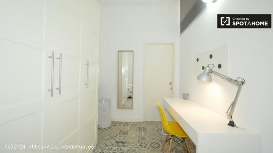 Habitación amueblada con armario independiente en el piso compartido, Gràcia - BARCELONA