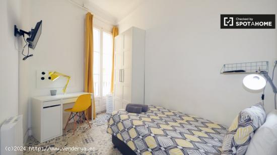 Habitación amueblada con armario independiente en el piso compartido, Gràcia - BARCELONA