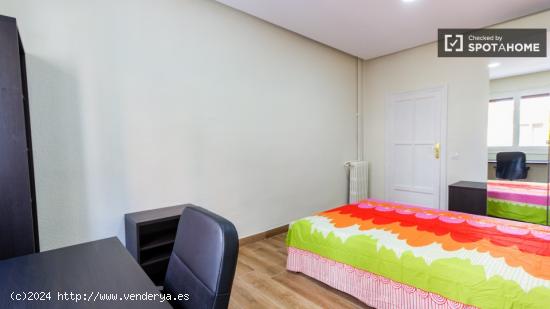 Buena habitación con armario independiente en piso compartido, Moncloa - MADRID