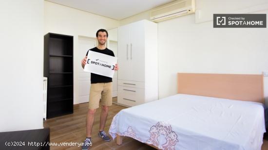 Amplia habitación con armario independiente en piso compartido, Moncloa - MADRID