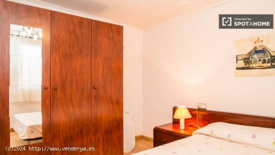 Habitación acogedora con armario independiente en el apartamento compartido, Eixample - BARCELONA