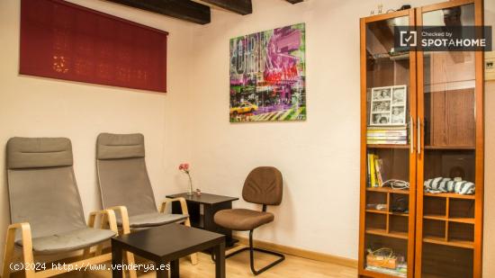 Habitación acogedora con armario independiente en el apartamento compartido, Eixample - BARCELONA