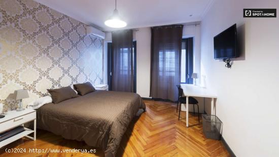  Habitación histórica con escritorio en un apartamento de 14 habitaciones, Puerta del Sol - MADRID 
