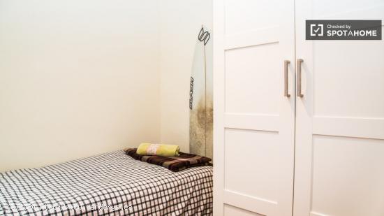 Habitación amueblada con armario empotrado en piso compartido, Sarrià-Sant Gervasi - BARCELONA