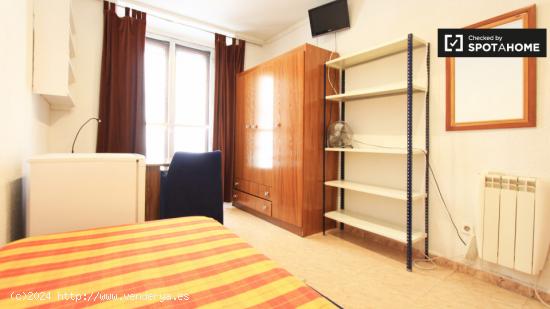 Acogedora habitación en apartamento de 5 dormitorios en Malasaña, Madrid - MADRID