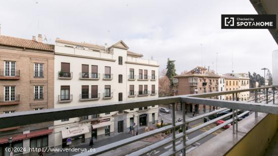 Amplia habitación con estantería en piso compartido, Realejo - GRANADA