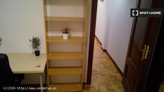 Relajante habitación con escritorio en piso compartido, Retiro. - MADRID