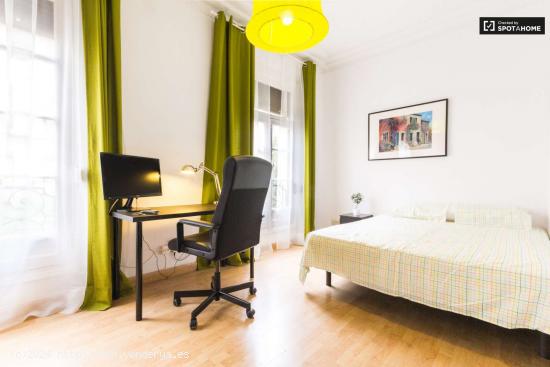  Habitación luminosa con amplio espacio de almacenamiento en un apartamento de 6 dormitorios, Salama 