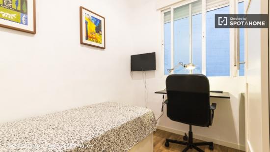 Relajante habitación con estantería en un apartamento de 6 dormitorios, Salamanca - MADRID