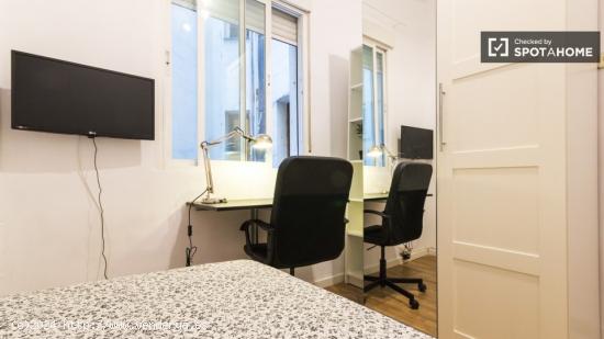 Relajante habitación con estantería en un apartamento de 6 dormitorios, Salamanca - MADRID