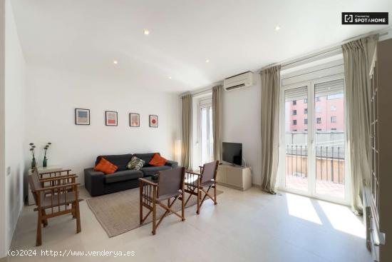 Luminoso piso de 2 habitaciones con balcón y AC en alquiler en Ciutat Vella - BARCELONA