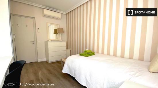 Habitación ideal con estanterías en apartamento de 6 dormitorios, Argüelles - MADRID