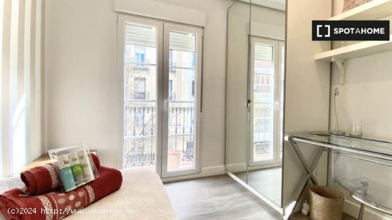 Habitación luminosa con A / C en apartamento de 6 dormitorios, Argüelles - MADRID