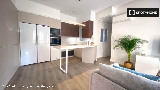 Habitación luminosa con A / C en apartamento de 6 dormitorios, Argüelles - MADRID