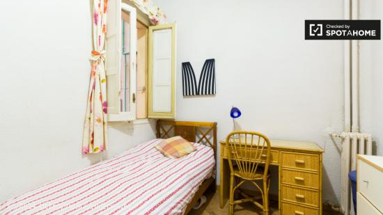 Habitación equipada con armario independiente en apartamento de 4 dormitorios, Salamanca - MADRID