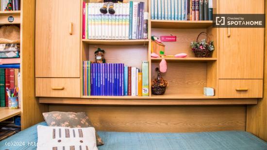 Habitación decorada con calefacción en piso compartido, Horta Guinardó - BARCELONA