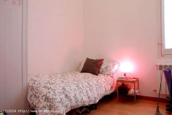  Habitación acogedora con llave independiente en apartamento de 7 habitaciones, Latina - MADRID 