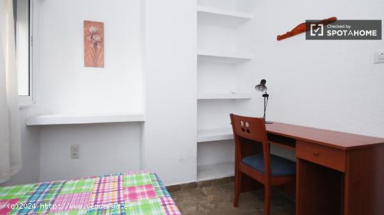 Gran habitación con ventana con vista a la calle en piso compartido, Los Pajaritos - GRANADA