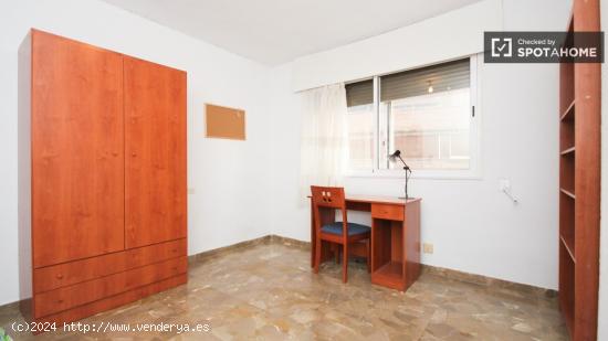 Amplia habitación con estantería en piso compartido, Los Pajaritos - GRANADA