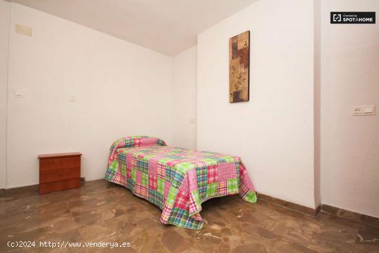 Amplia habitación con estantería en piso compartido, Los Pajaritos - GRANADA