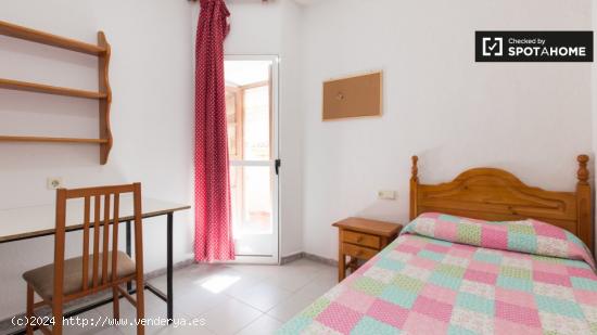 Habitación soleada con balcón en un apartamento de 12 habitaciones - GRANADA