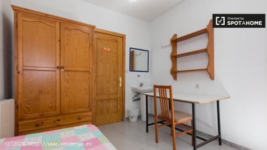 Habitación soleada con balcón en un apartamento de 12 habitaciones - GRANADA