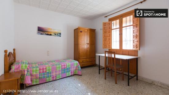 Bonita habitación con escritorio en un apartamento de 12 habitaciones - GRANADA