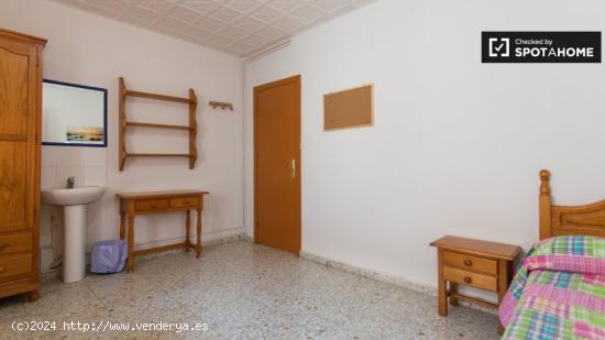 Bonita habitación con escritorio en un apartamento de 12 habitaciones - GRANADA