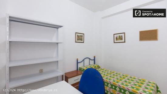 Habitación de estudiantes con cama individual en alquiler en apartamento de 4 dormitorios en Ronda 