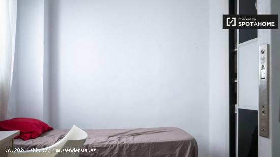 Acogedora habitación en un apartamento de 3 dormitorios en Ciutat Vella, Valencia - VALENCIA