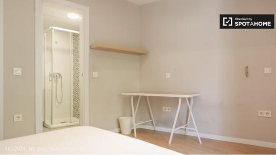 Se alquila habitación en piso de 5 dormitorios en Getafe, Madrid - MADRID