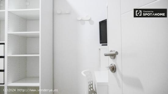 Acogedora habitación ideal para mujeres profesionales y postgraduados en apartamento de 2 dormitori