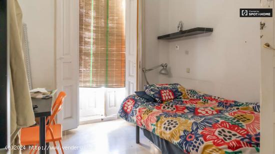 Se alquilan habitaciones en apartamento de 6 dormitorios en Madrid - MADRID