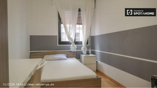 ¡Habitaciones en alquiler en un piso de 7 habitaciones en Madrid! - MADRID